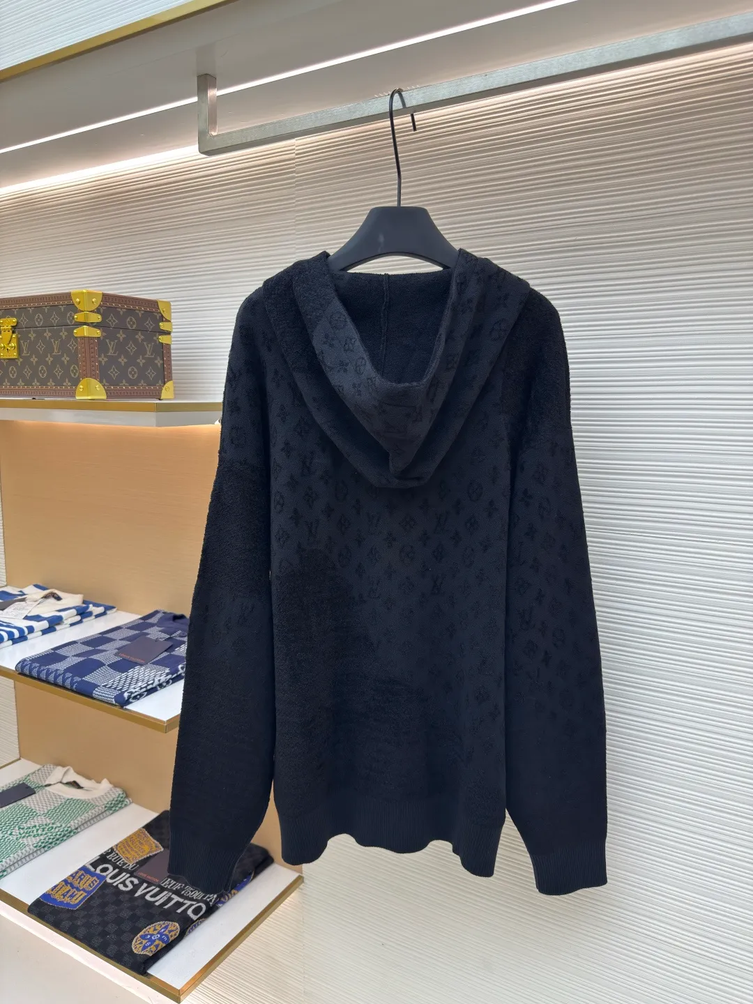 LOUIS VUITTON Jacquard hooded long-sleeved sweatshirt ●Authentic product: Purchased and developed for 14999 ●Item number: 1680357-B10 ●Material: fine cotton yarn fabric ●Technology: jacquard production ●Version: fitted version ●Weight: about 925 grams ●Size: S-M-L-XL ●Description: 40 counts of high-quality fine cotton yarn and 18 counts of rayon centipede loose yarn. Using a Japanese imported machine (Muratec) 14 knitting machine, wool jacquard. Washed wool, customized 1:1 trademark, loose fit. , the color is consistent without color difference. It can be matched with the same style to create a fashionable look, and can be used in various occasions. Customized accessories, complete with three standards, same style for men and women!
